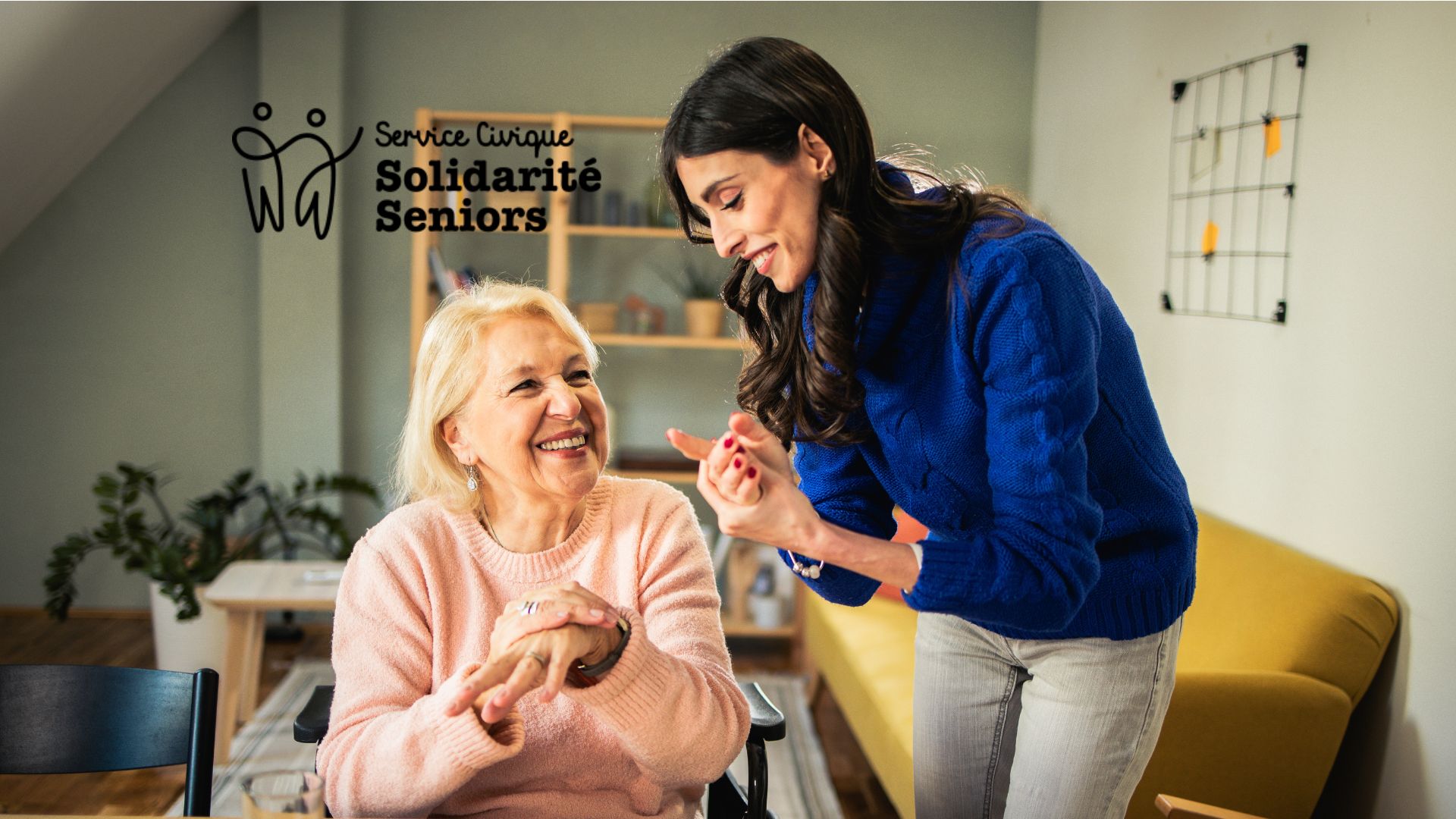 Une jeune avec une personne âgée.