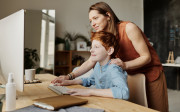 maman mere fils enfant parent accompagnement  aide ordinateur bureau orientation cote formations