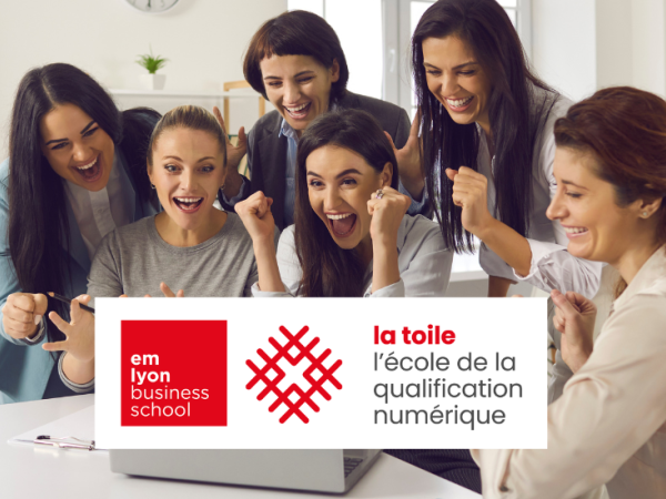 Jeunes étudiants devant un ordinateur - la Toile