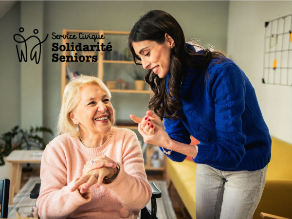 Une jeune avec une personne âgée